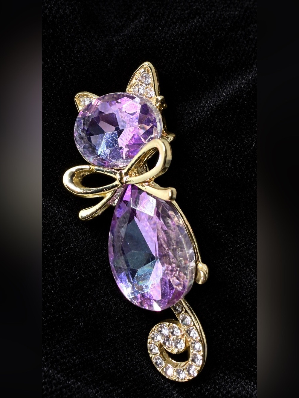 Elegant Yet Adorable Gold-Tone Purple Crystal Cat Brooch